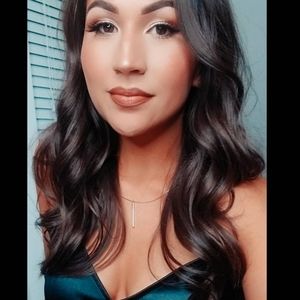 Meet your Posher, Caitlin